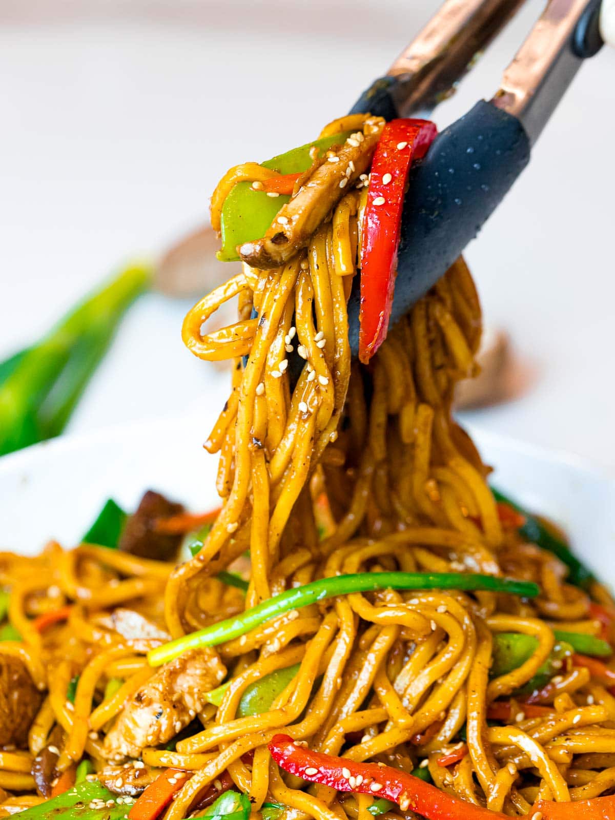 Lo Mein vs Udon: Contrasting Asian Noodle Varieties